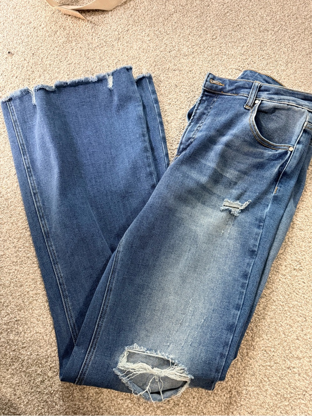 Frayed Hem Wide-Leg Jeans in Medium Blue